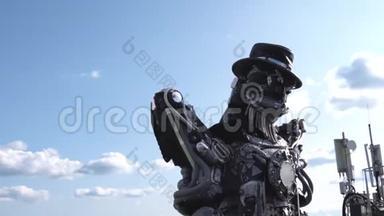 <strong>机器人机器人机器人的</strong>头和肩膀。 录像。 云天背景下<strong>的机器人机器人</strong>。 技术概念